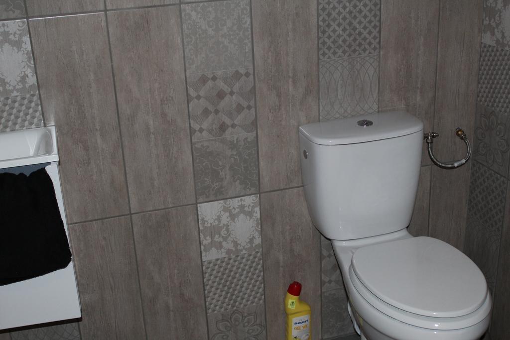 Au Relais Du Canal A Grand Gabarit Nesle Exteriör bild